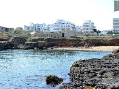 Capita a volte che le piccole spiagge scompaiano, per poi riapparire magari l�anno dopo. E� il caso della caletta di Punta della Penna a Torre a Mare 